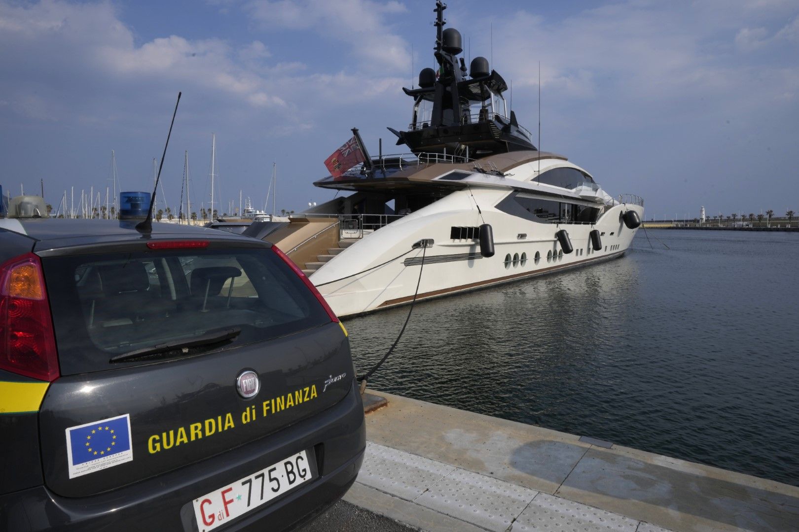 Автомобил на италианската финансова полиция е паркиран пред яхтата "Lady M", собственост на руския олигарх Алексей Мордашов, акостирала на пристанището на Империя, Италия, събота, 5 март 2022 г.