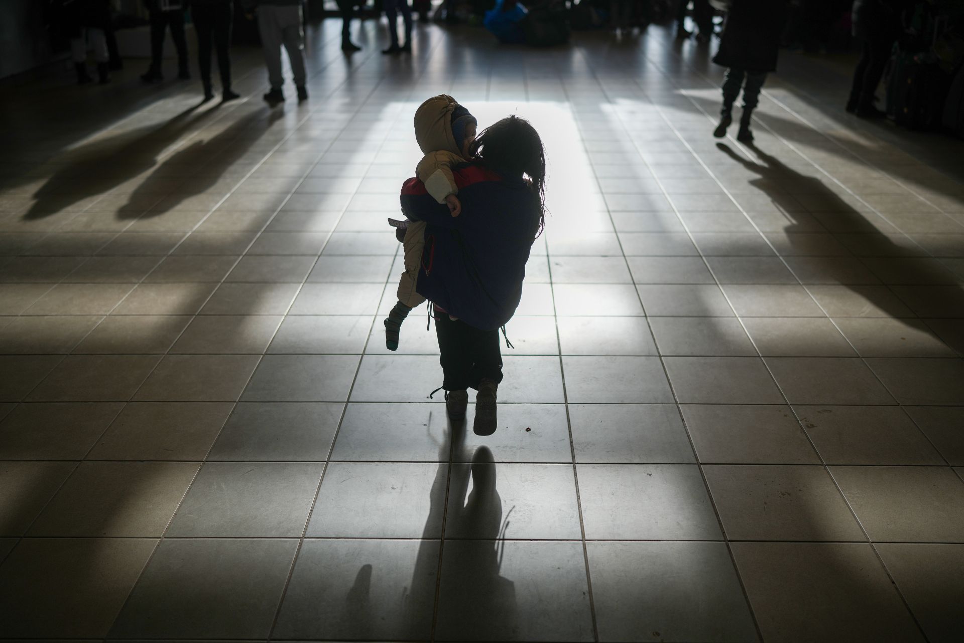 Само дете пристига с братчето и сестричето си на гарата в Полша от Украйна 