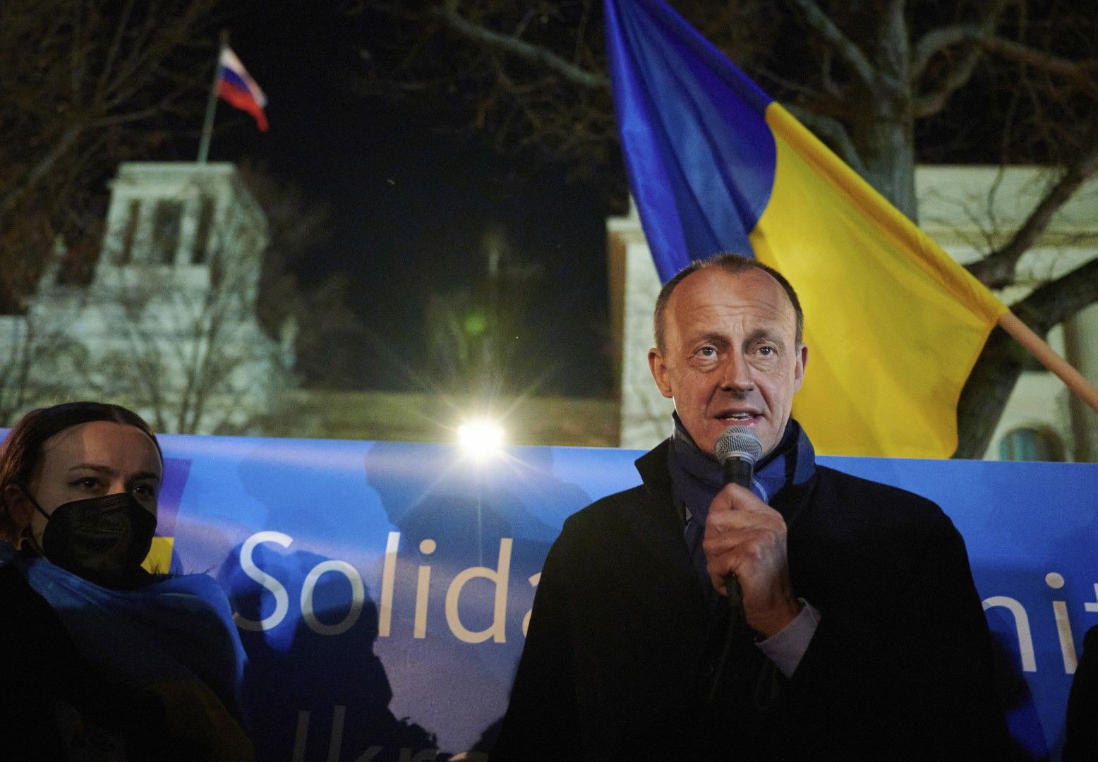 Фридрих Мерц, председател на Християндемократическия съюз и председател на парламентарната група на ХДС/ХСС, говори по време на бдение за конфликта в Украйна пред руското посолство в Берлин, Германия, събота, 26 февруари 2022 г.
