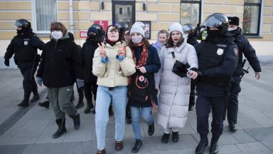 Руската полиция е задържала повече от 1000 души по време на антивоенни протести в 29 града