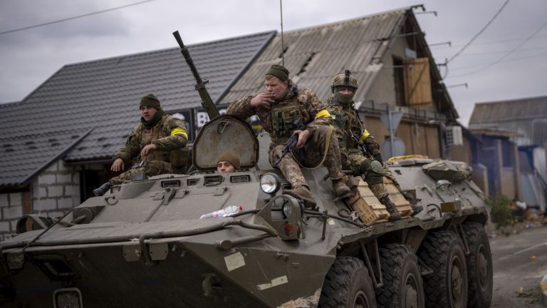 Украински войници укрепват отбраната около Киев в неделя, като изкопаха
