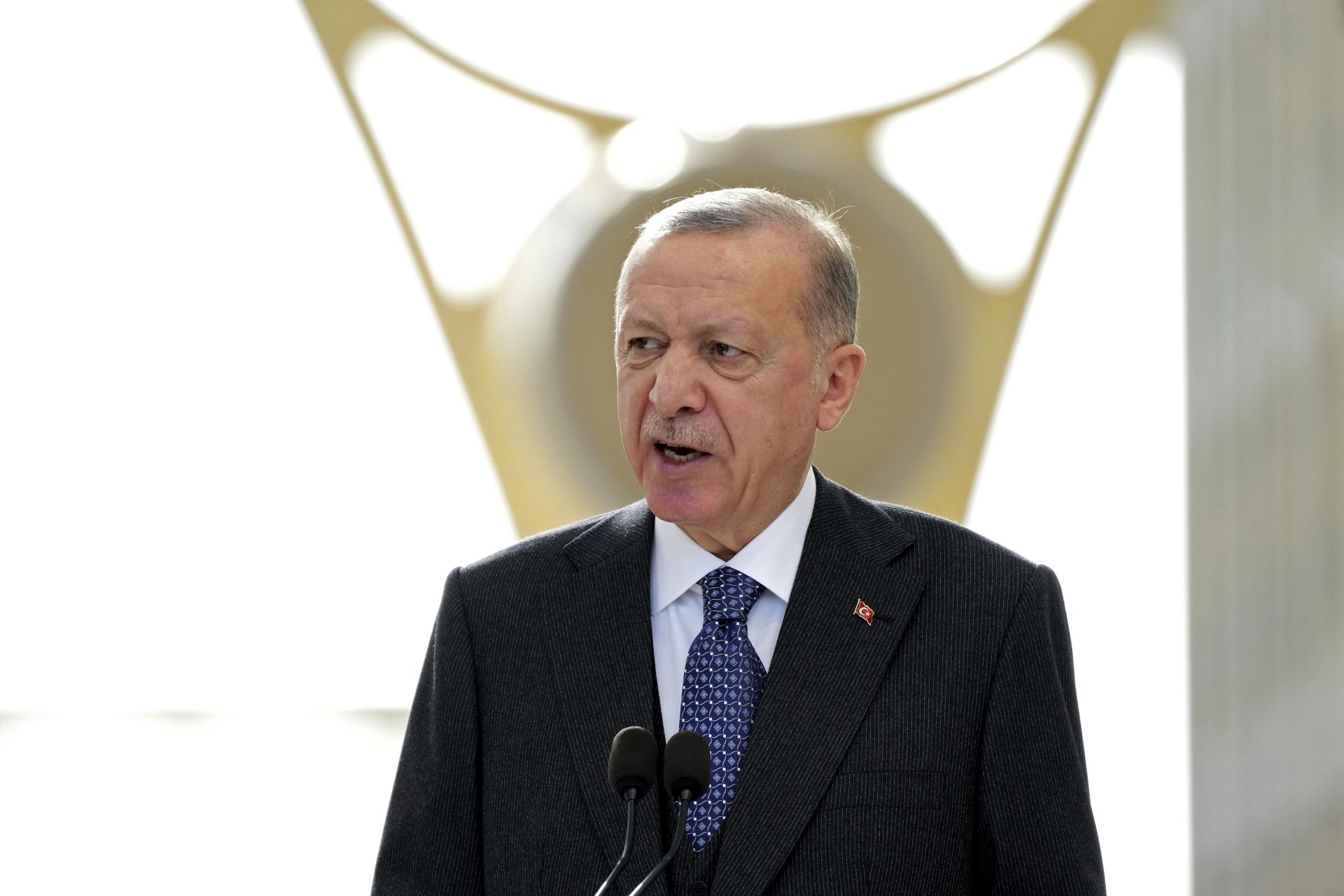 Турският президент Ердоган се е заобиколил с пребогати предприемачи, които срещу верността си към него получават изгодни държавни поръчки, пише "Райнише пост"