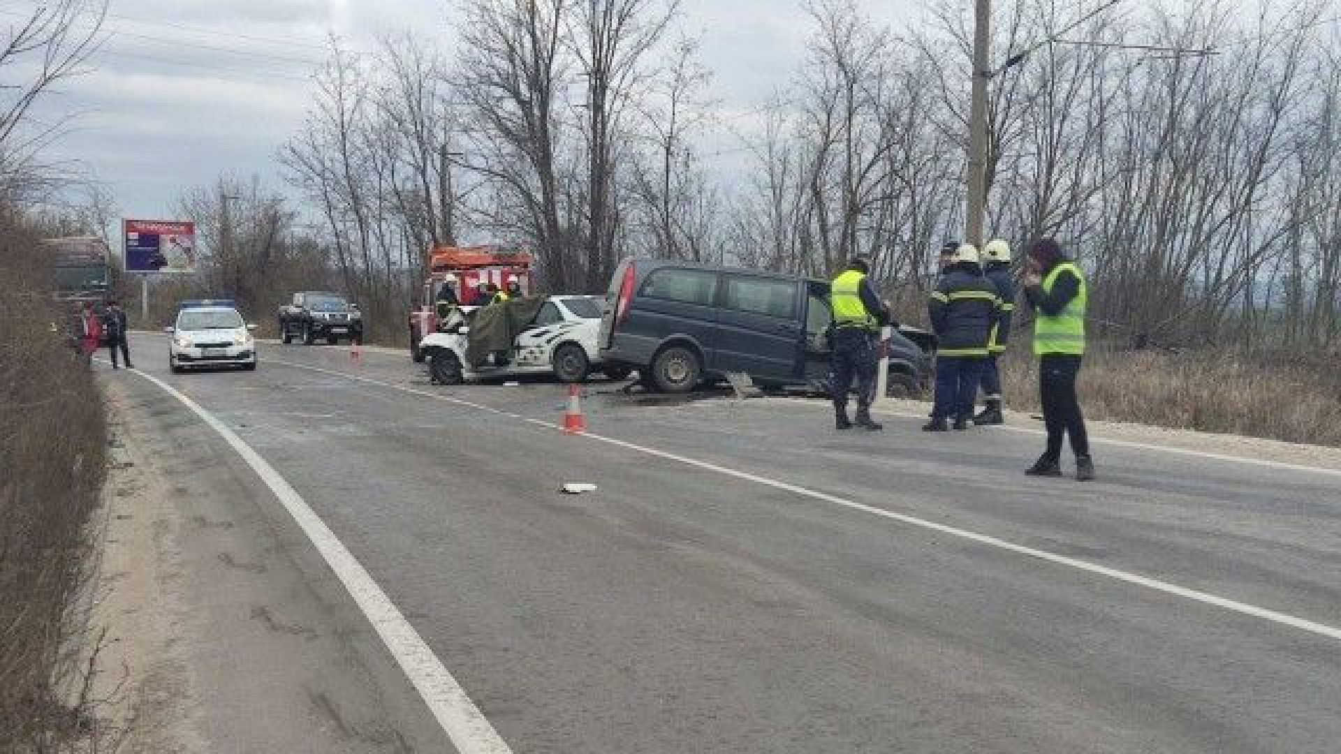 Тежка катастрофа отне живота на мъж, други двама са ранени 