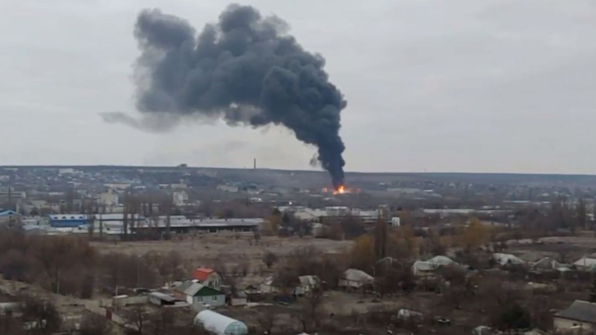 Силен взрив разтърси Луганск, гори нефтена база (видео)