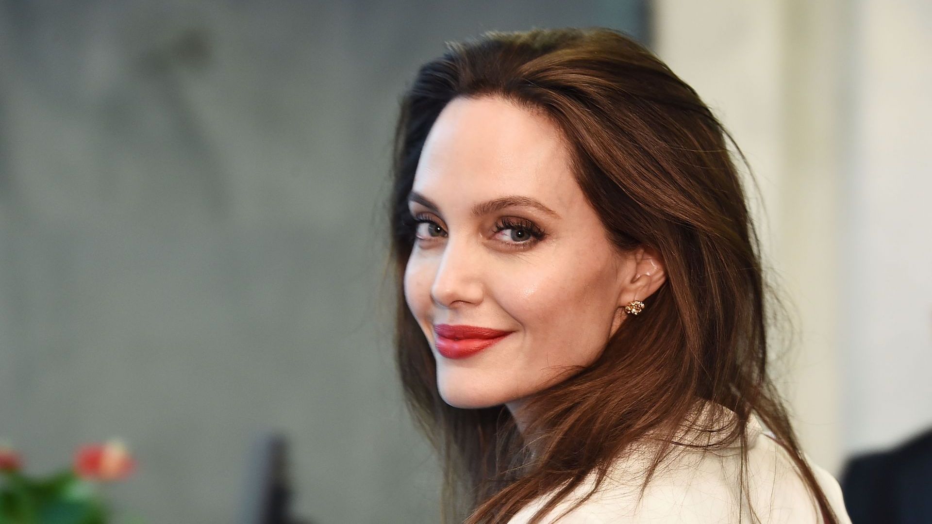 Еволюцията на Анджелина Джоли – от готик кралица до елегантните силуети