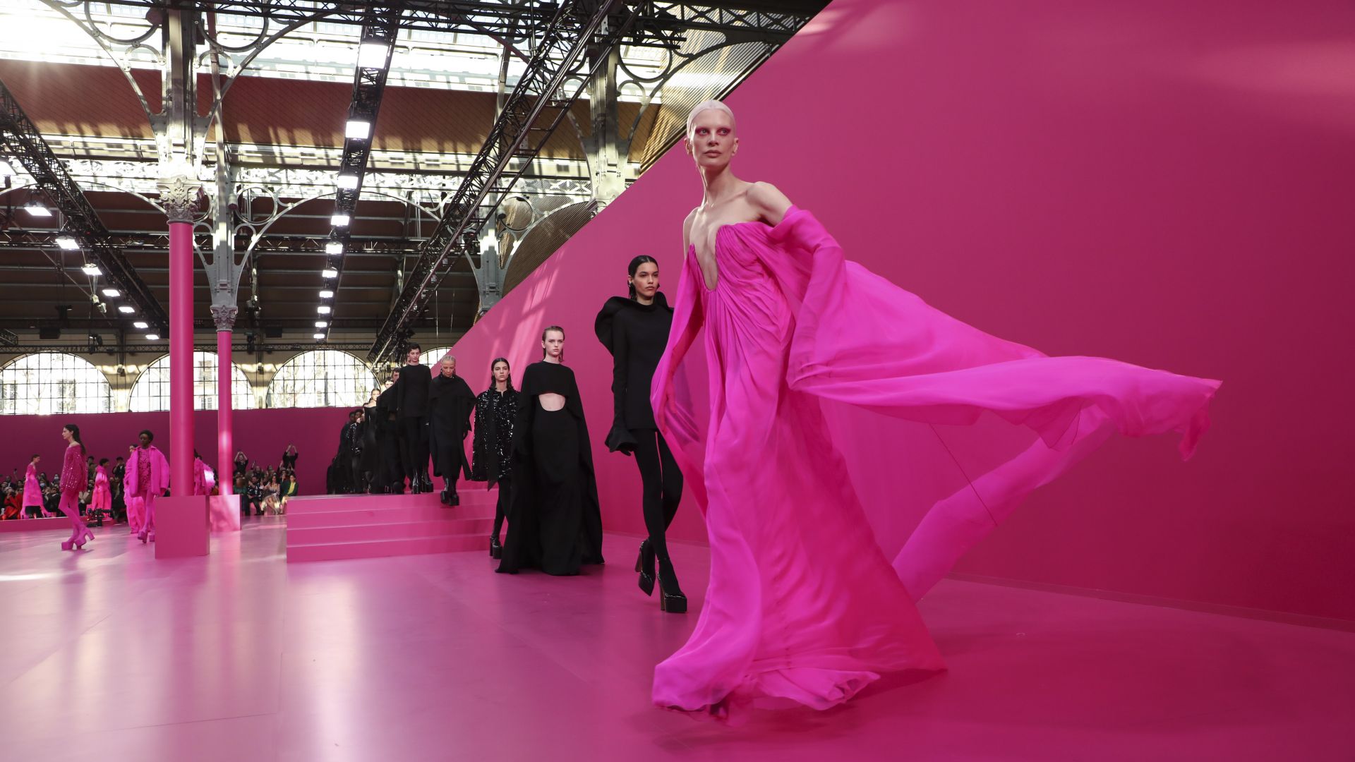 Модна къща "Valentino" представи "живот в розово" на Парижката седмица на модата
