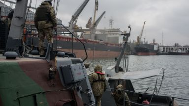 18 българи са блокирани на кораб в Мариупол