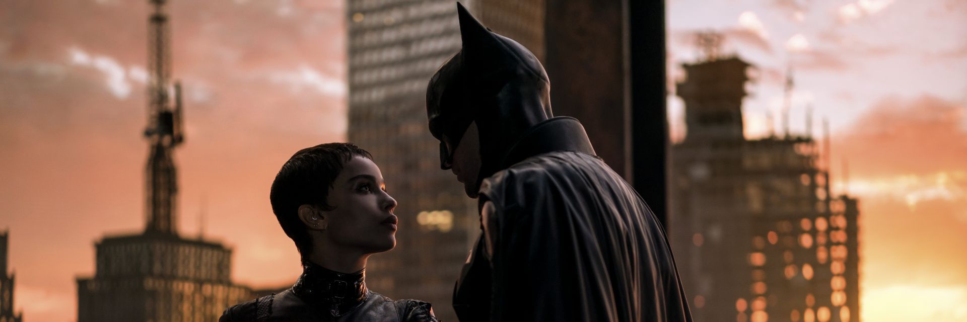 Робърт Патинсън, криещ се под маската на Батман, прикова вниманието на зрителите