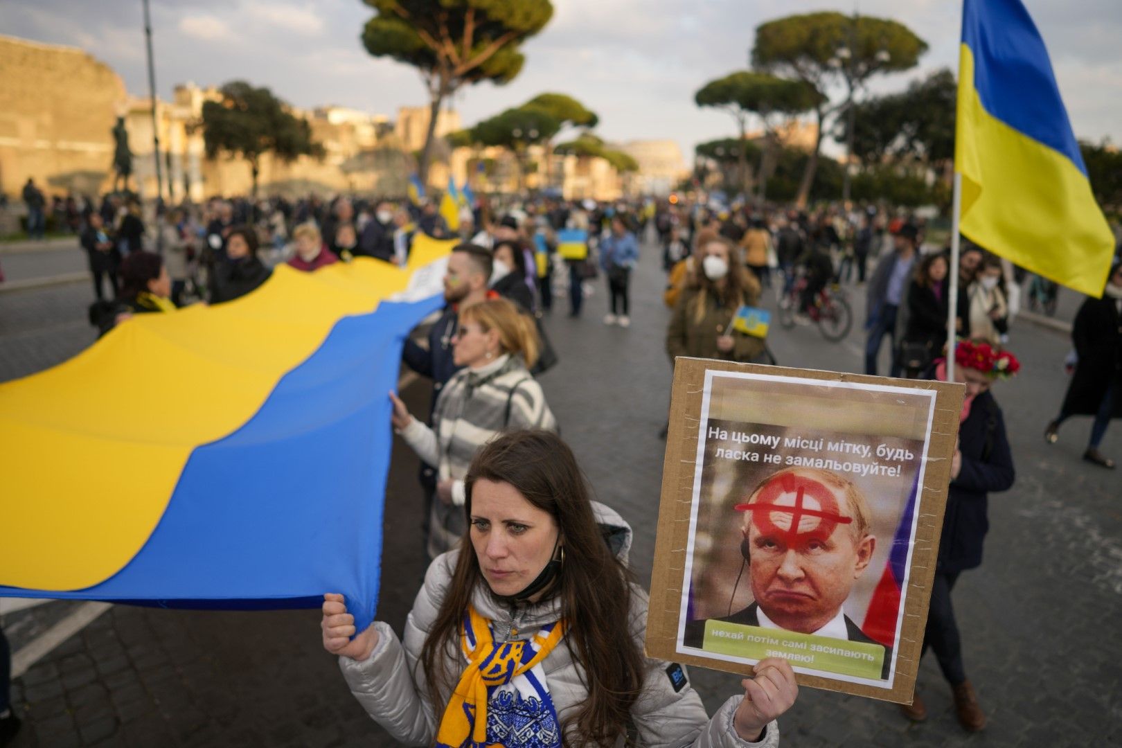 Членове на украинската общност, живеещи в Италия, участват в протест срещу руската инвазия в Украйна в Рим, неделя, 6 март 2022 г.