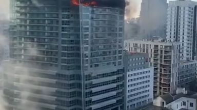 125 огнеборци потушаваха пожар в небостъргач до Лондонското сити (видео)