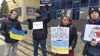 Руски граждани протестират срещу войната в Украйна Протестът е пред
