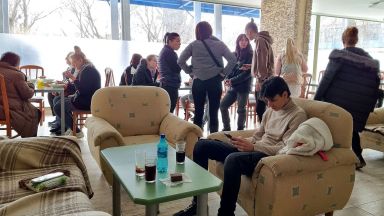 Туристи и бежанци вече съжителстват в хотели в Слънчев бряг 