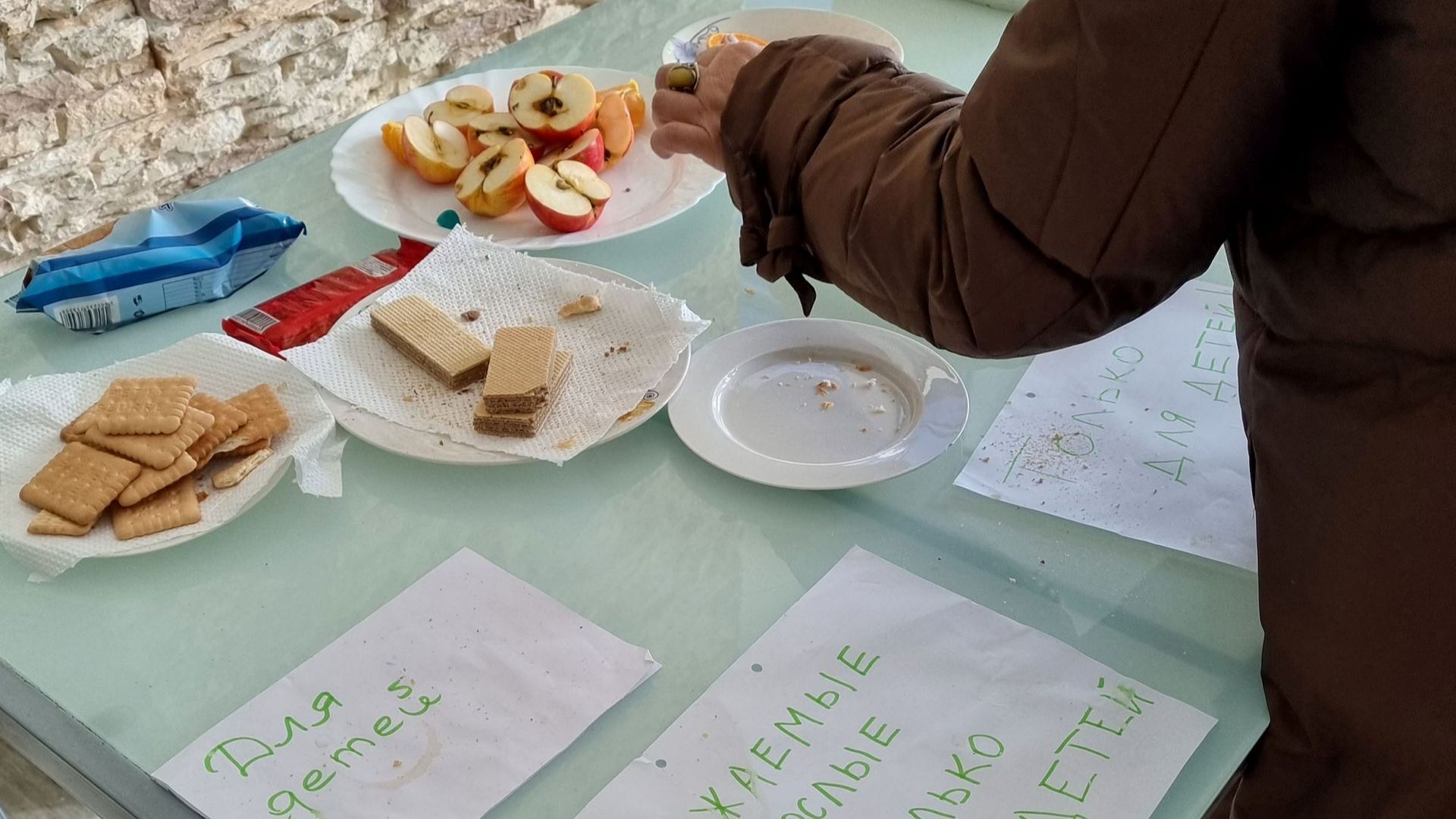 "Храна няма да има" - как настанените в бази бежанци бяха оставени гладни с дни