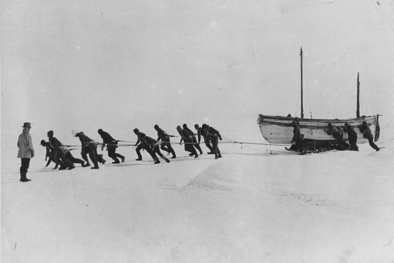 Екипажът на "Ендюранс" изтегля във водата една от лодките, след като става ясно, че леденият блок, на който са прекарали няколко седмици, ще се стопи