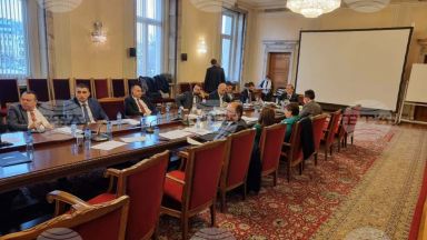 Правната комисия в парламента реши че още една седмица ще
