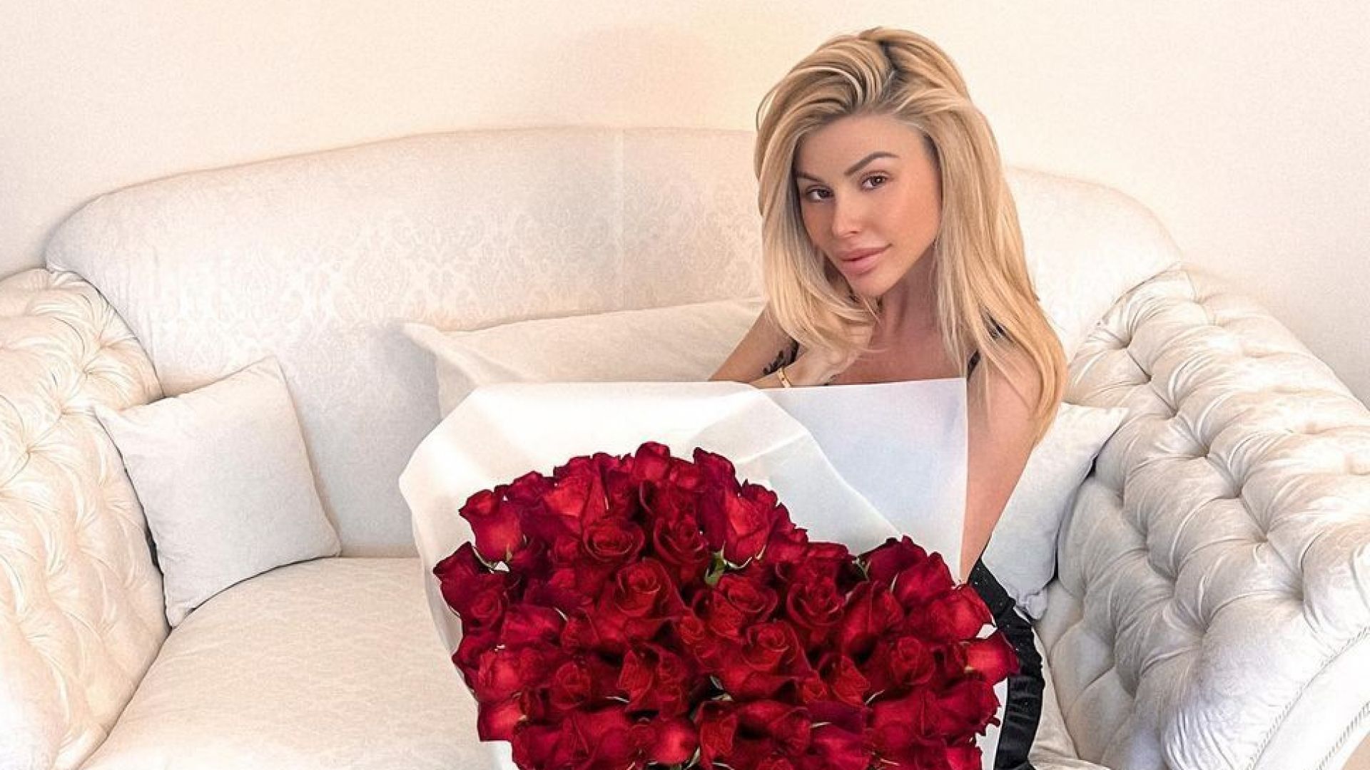Светлана Гущерова без грим, но с голям букет от червени рози по случай деня на жената