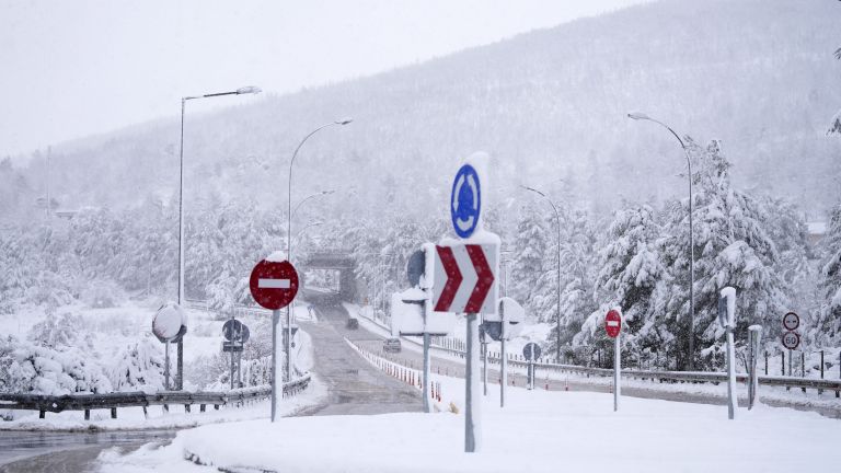 Гърция отново е в снежен капан: Затвориха пътища и училища (снимки/видео)