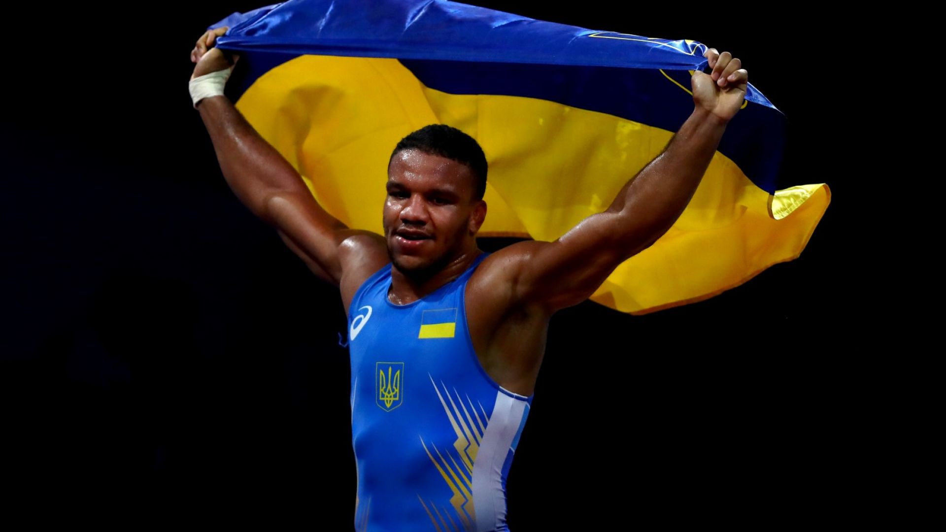 Първият тъмнокож олимпийски шампион на Украйна също хвана оръжието