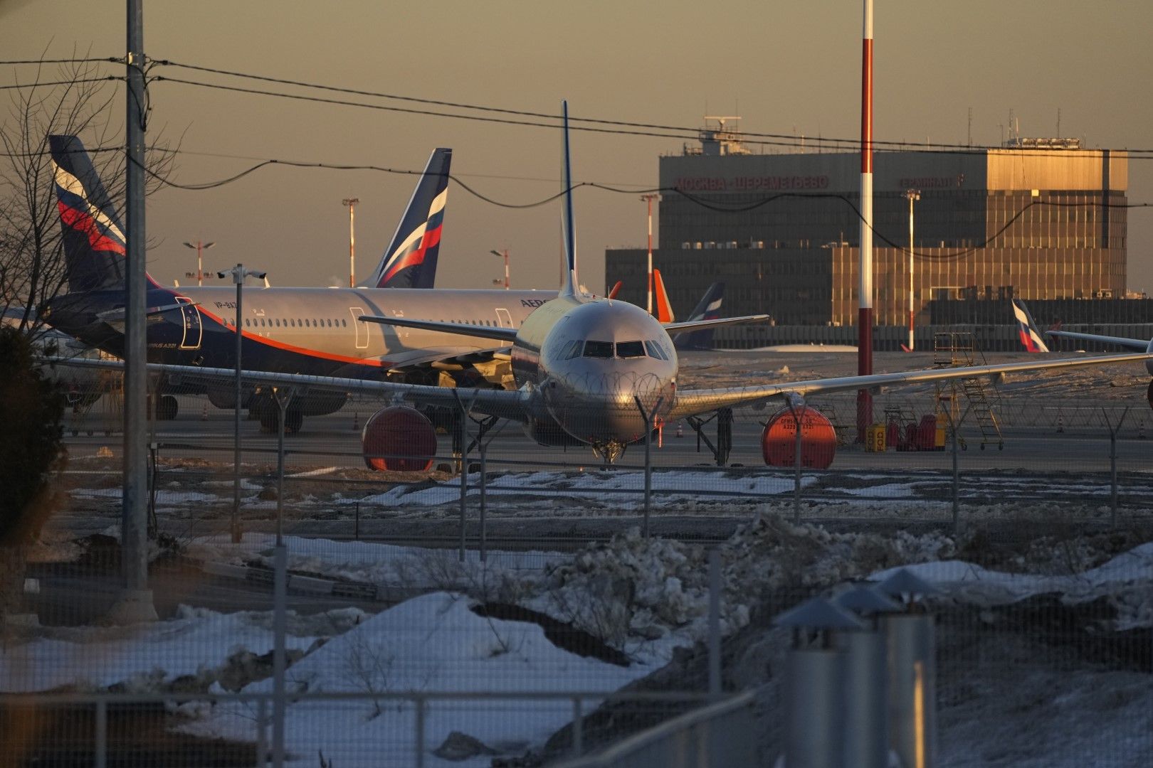 Пътническите самолети на Аерофлот са паркирани на летище Шереметиево, извън Москва, Русия, вторник, 1 март 2022 г. Най-голямата руска авиокомпания спря полетите си до повечето световни дестинации