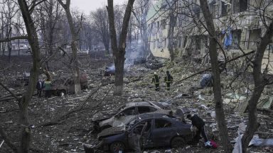 Украйна отваря 7 хуманитарни коридора, нови въздушни удари взеха жертви (снимки/видео)