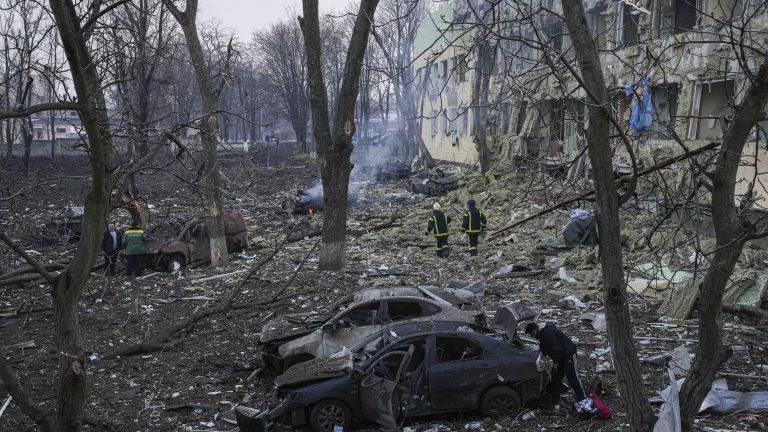 Украйна отваря 7 хуманитарни коридора за евакуация на гражданите. Това