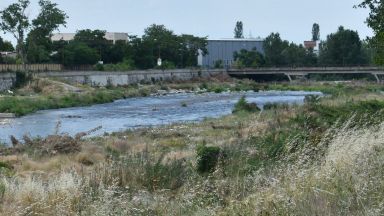 Започна почистване на коритото на река Чая в регулацията на