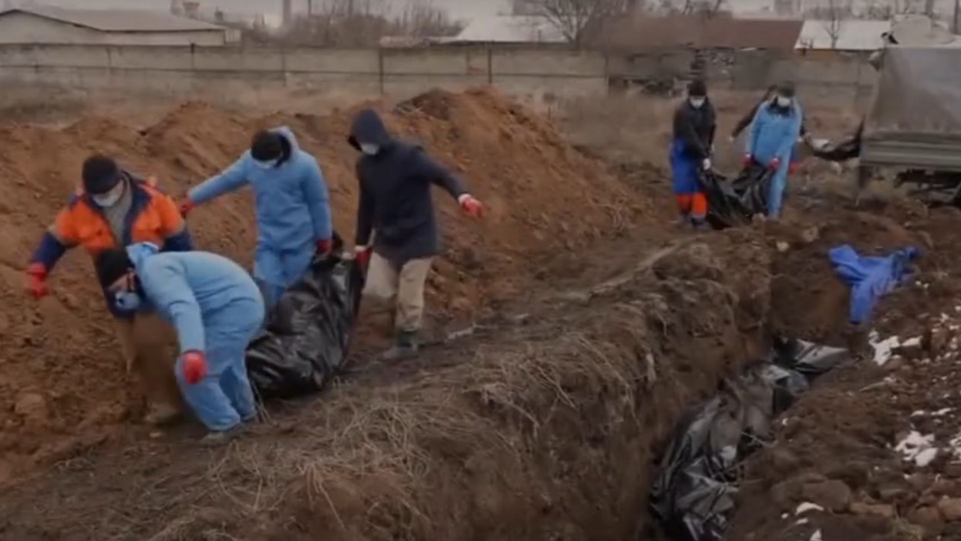 Властите на Мариупол погребват загинали и починали в масов гроб (видео)