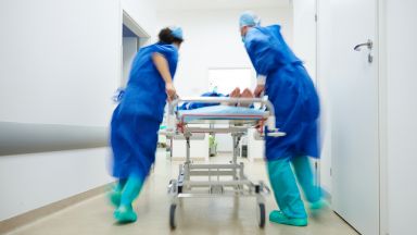 Родители нападнаха млада лекарка по време на нощно дежурство в Шумен 