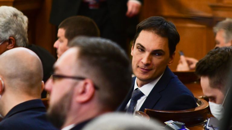 Приятелският огън между представители на коалиционните партньори БСП и Продължаваме