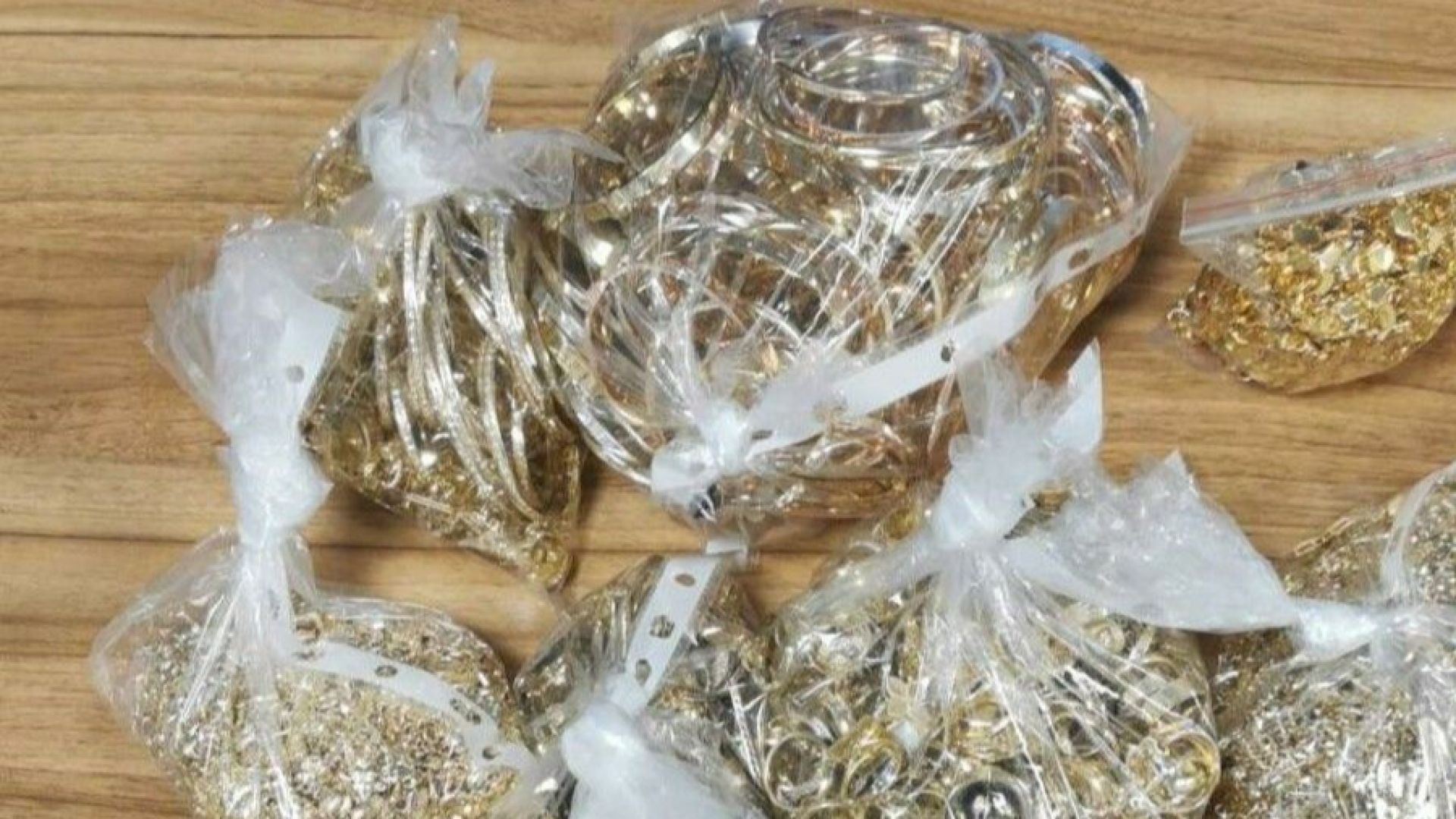 Млад мъж открадна около 800 грама златни накити от дома на своя приятелка