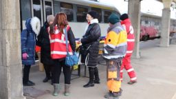 Подкрепителен пункт на БЧК работи на централната жп гара в Русе за бежанците