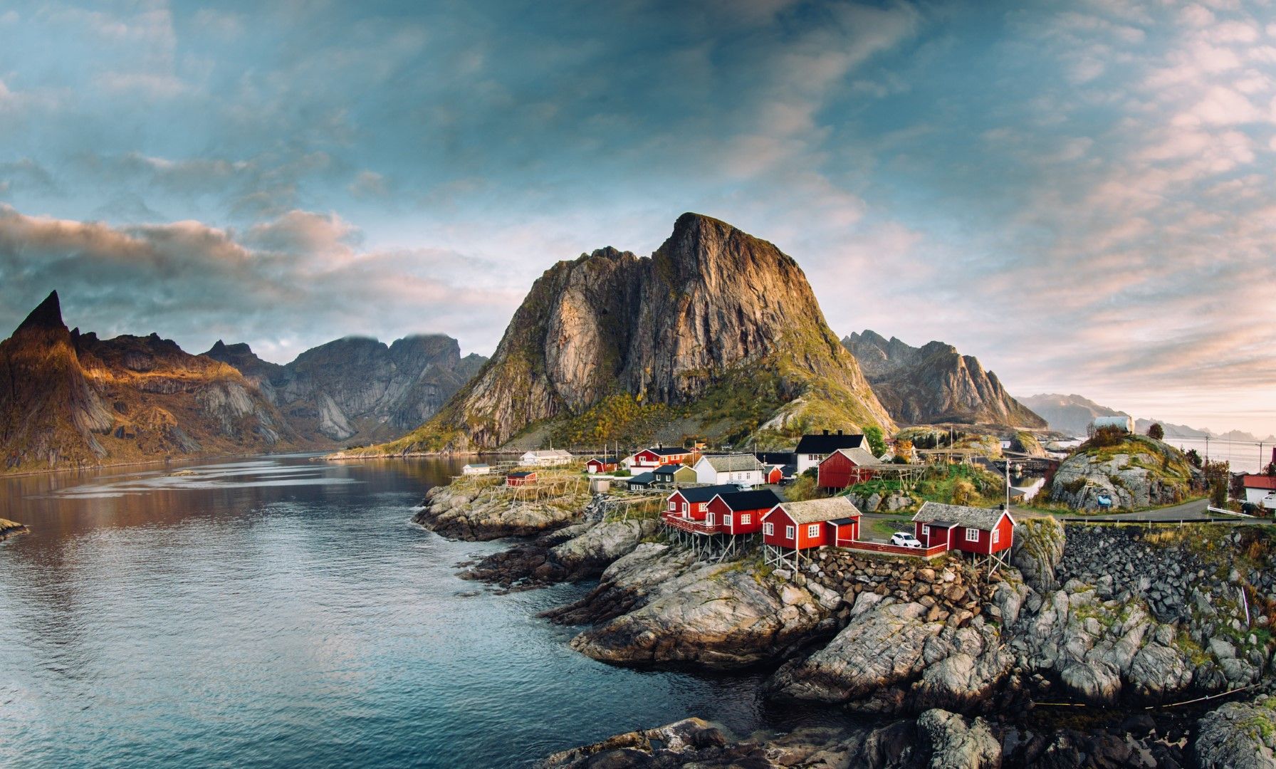 Landsbyen Reine besøkes av tusenvis av turister til tross for den avsidesliggende beliggenheten