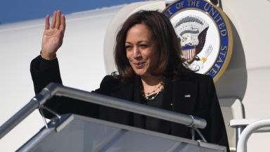 Мигранти прекосили американско мексиканската граница бяха откарани с два автобуса близо