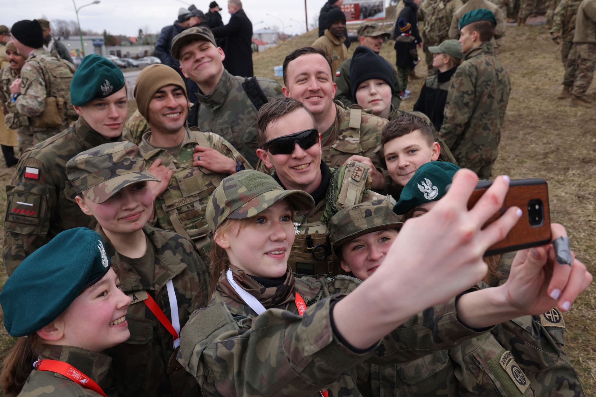 Полски войници се снимат с американски военни н границата между Полша и Украйна