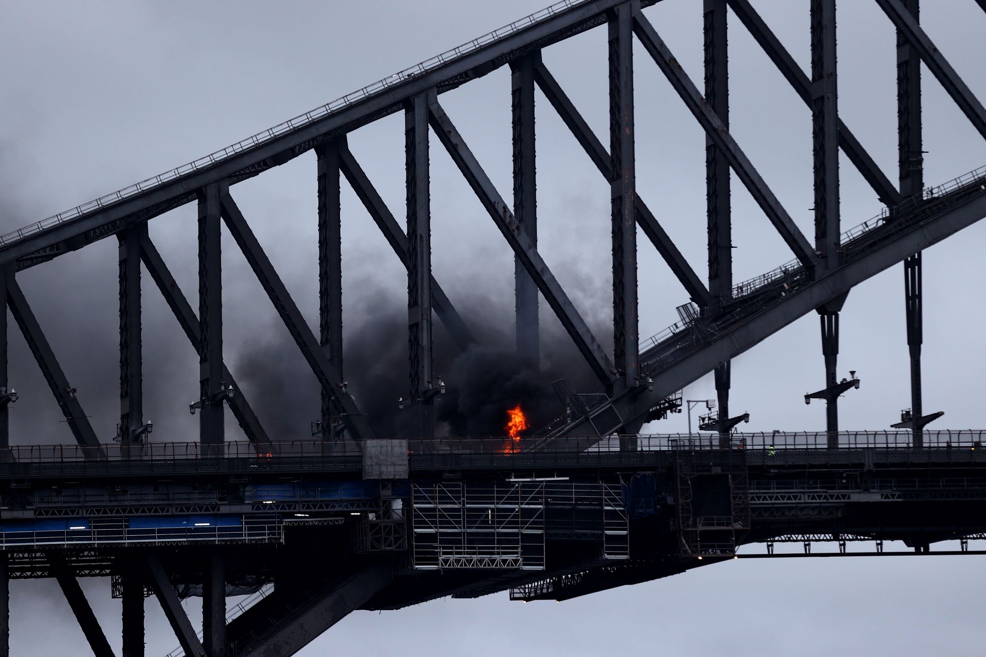 Пожар след катастрофа на моста в Сидни