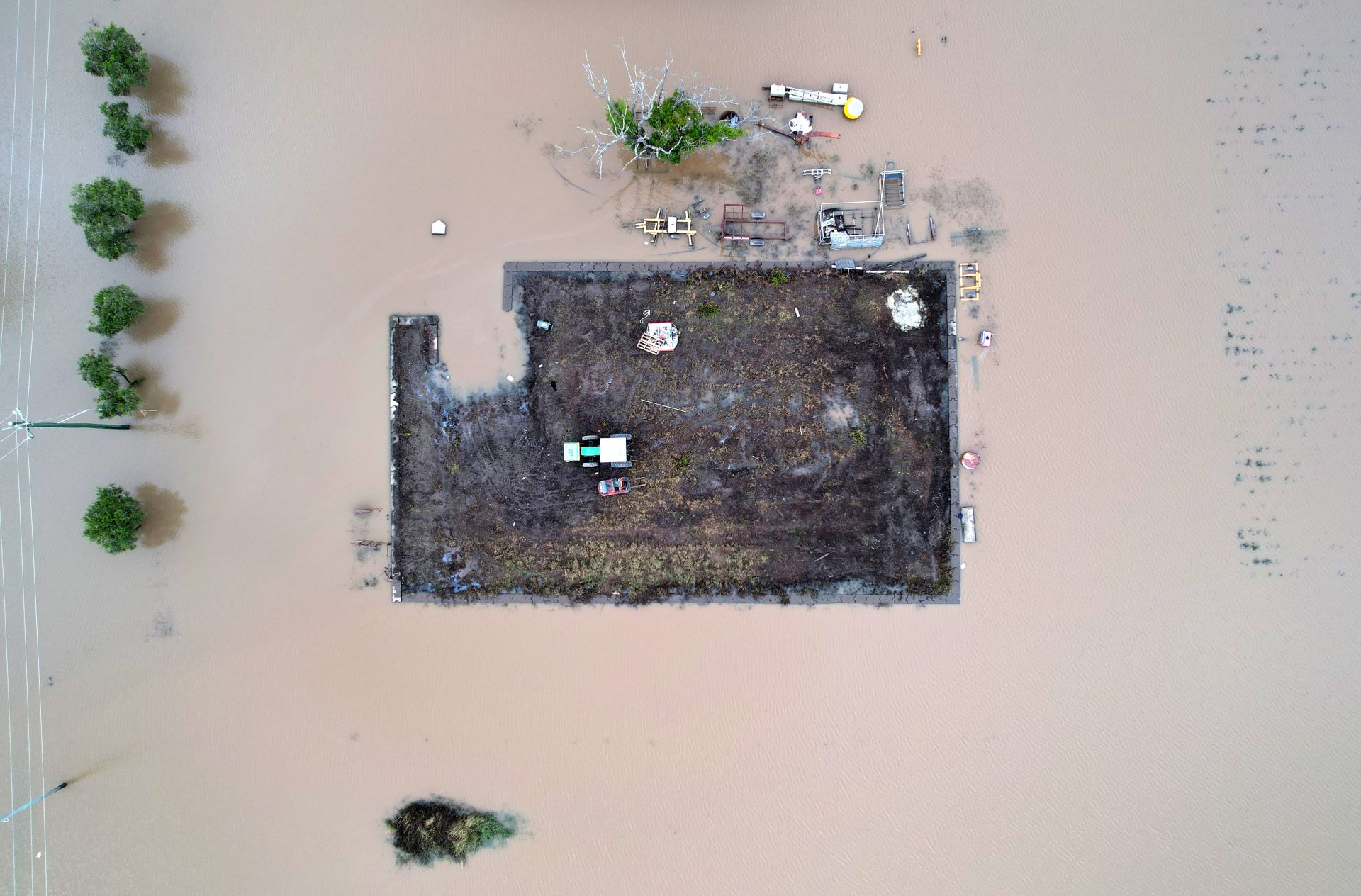Трактор на падок след наводненита в Австралия