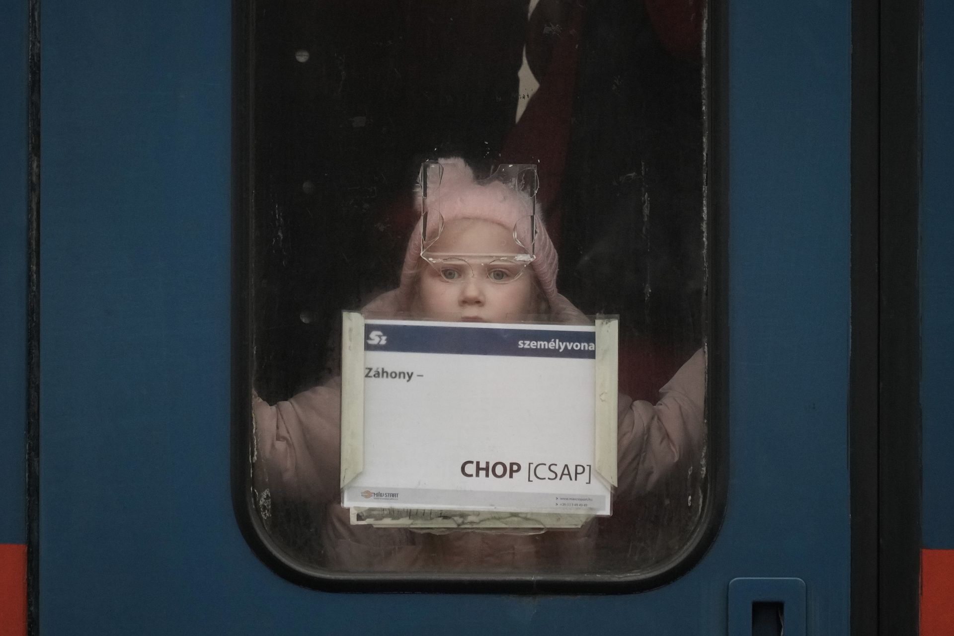 Дете наднича от влака на гара Захони в Унгария