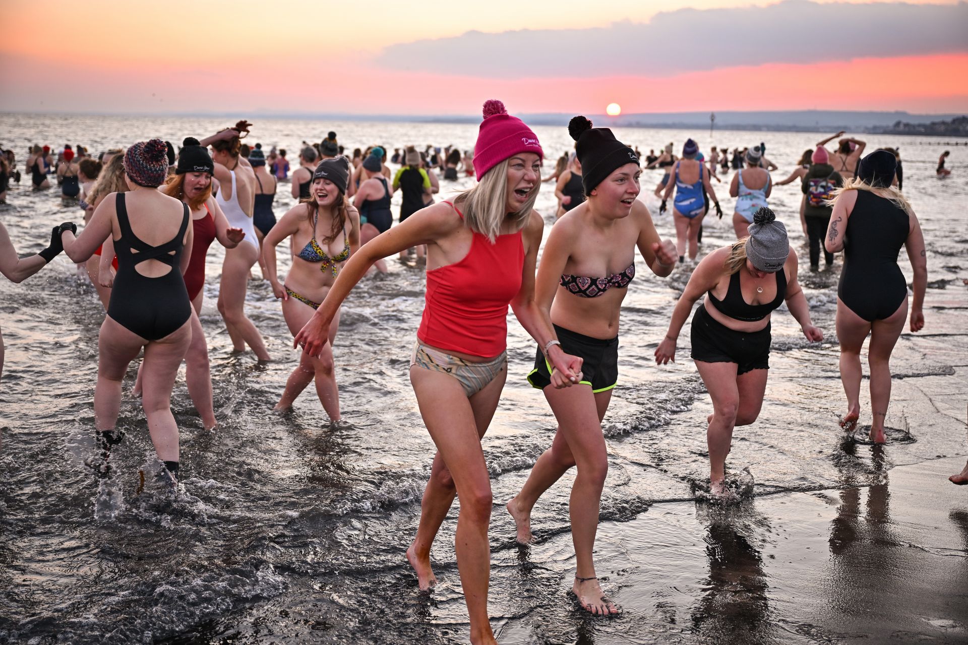 Жени се къпят на плажа в Единбърг
