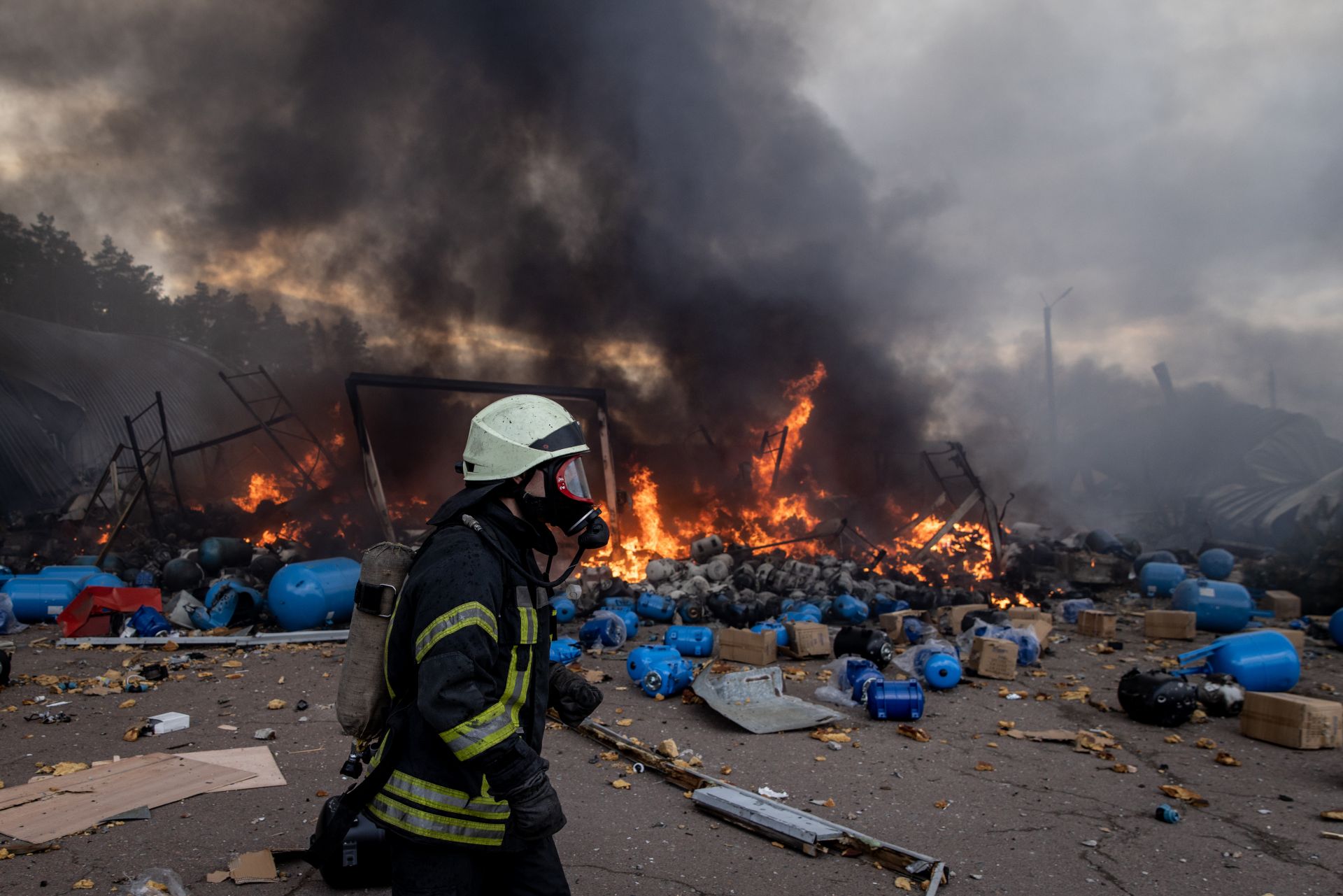Пожарникар се бори с пламъците в Киев