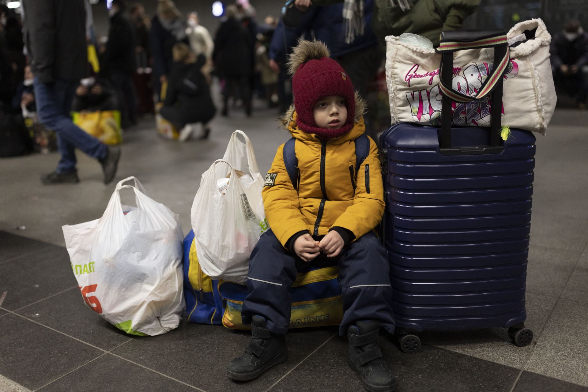 Дете от Украйна чака майка си на берлинската гара