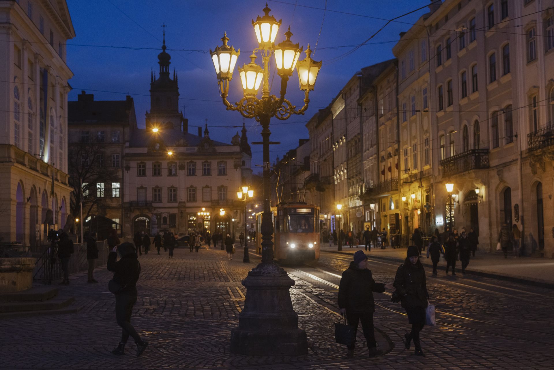 Хиляди преминават през Стария град Лвов, за да избягат от Украйна в Полша