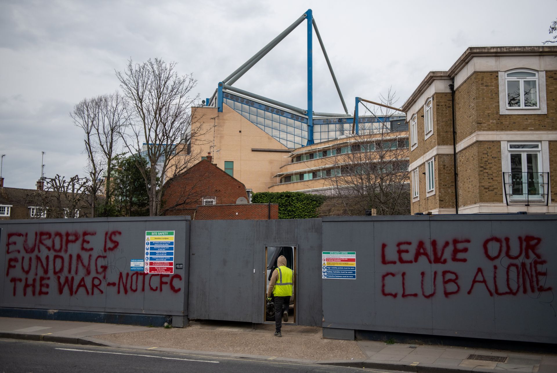 Графити "Долу ръцете от Челси" в Лондон