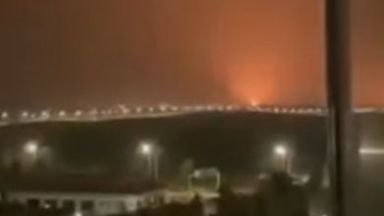 Най малко 6 ракети са били изстреляни по сградата на американското