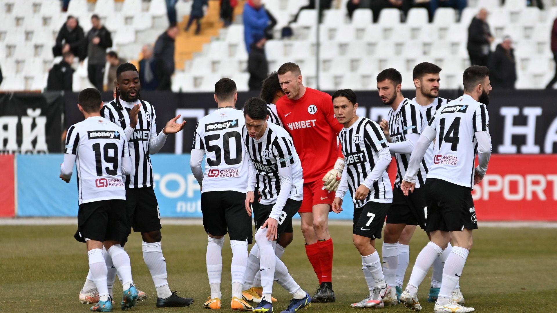 С късни голове, Локо (Пловдив) спечели битката за европейското седмо място