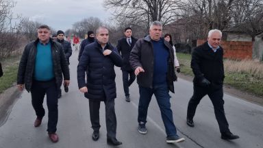 Точно в 6 часа тази сутрин десетки жители от село