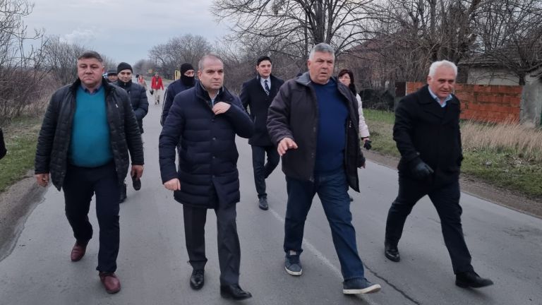 Точно в 6 часа тази сутрин десетки жители от село