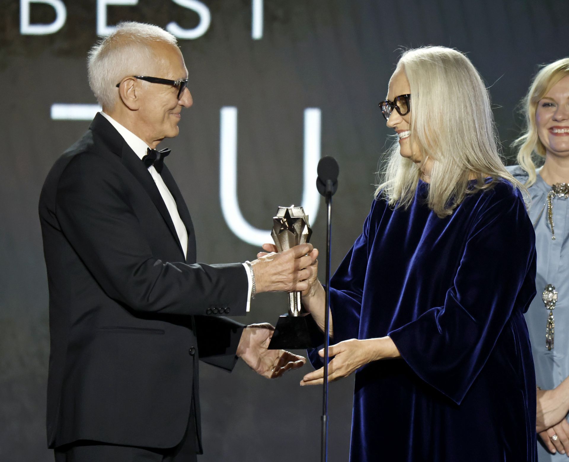 Джейн Кемпиън получава наградата за най-добър режисьор за "Силата на кучето"