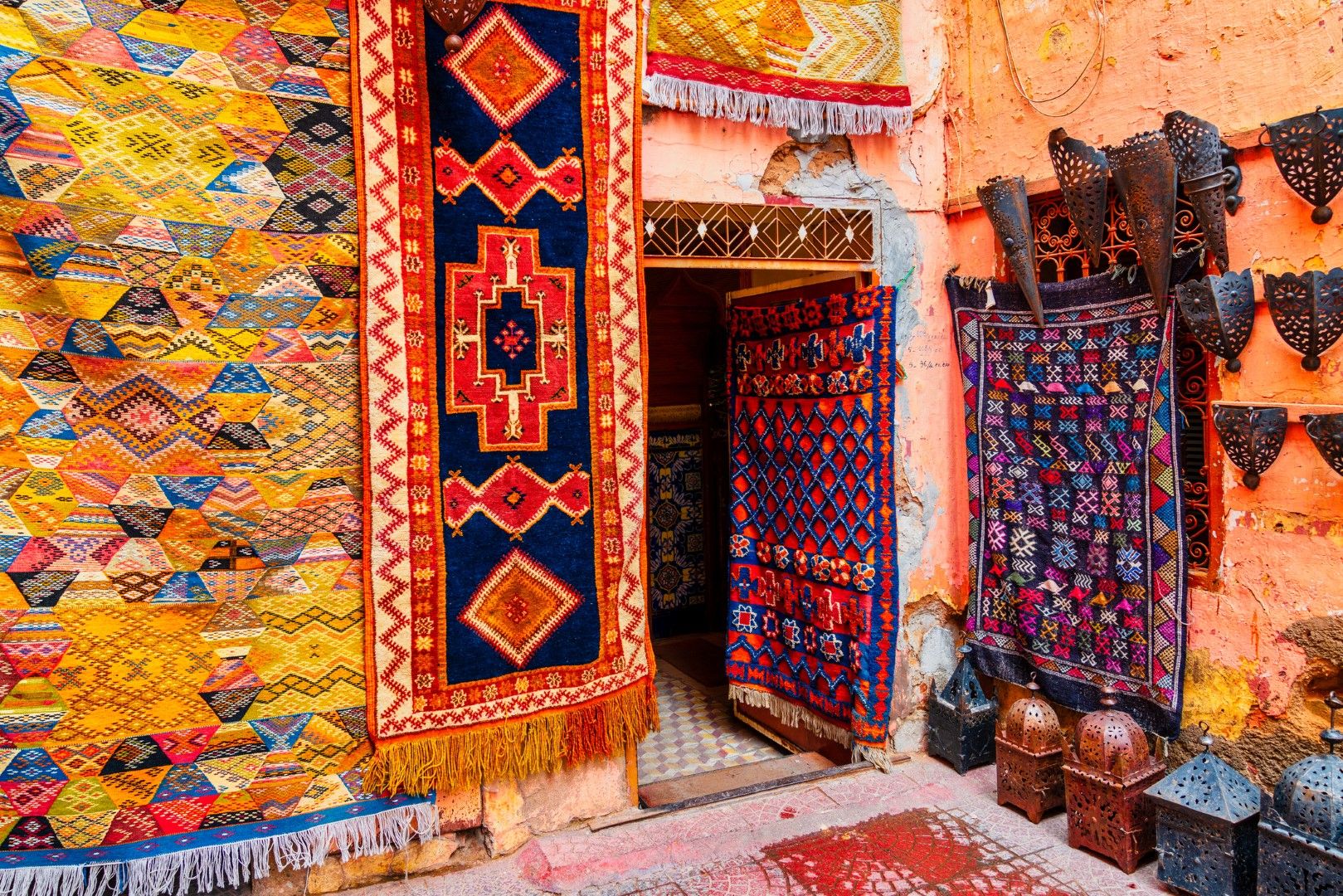 Ако цветовете на Мароко ви харесват, можете да отнесете пъстро парче от страната у дома си с ръчно тъкан килим или черга от някой от местните майстори.