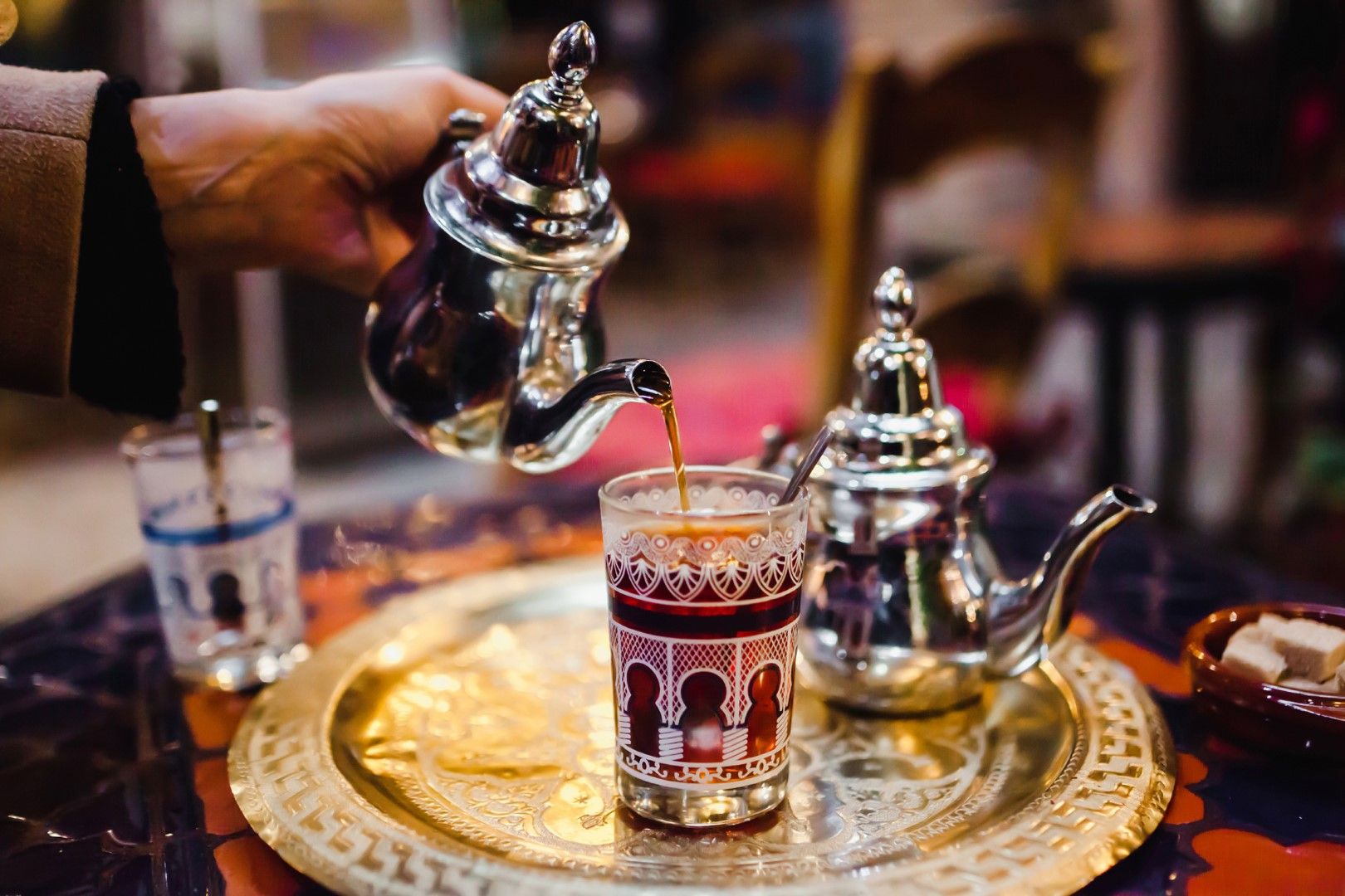 В Мароко пиенето на чай разхлажда, освежава, сближава хората и е знак за гостоприемство. 