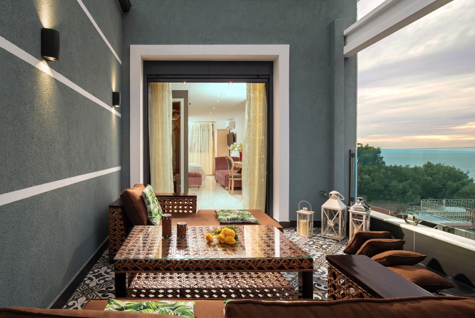 В Маракеш можете да спите в хотел или в традиционен риад (къща с вътрешен двор, обикновено обзаведена в традиционен стил), но има и много луксозни хотели с невероятни панорамни тераси към града.